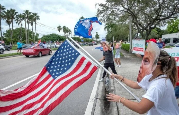 Caravana de apoyo a la reelección de Trump reúne a miles de partidarios en Miami