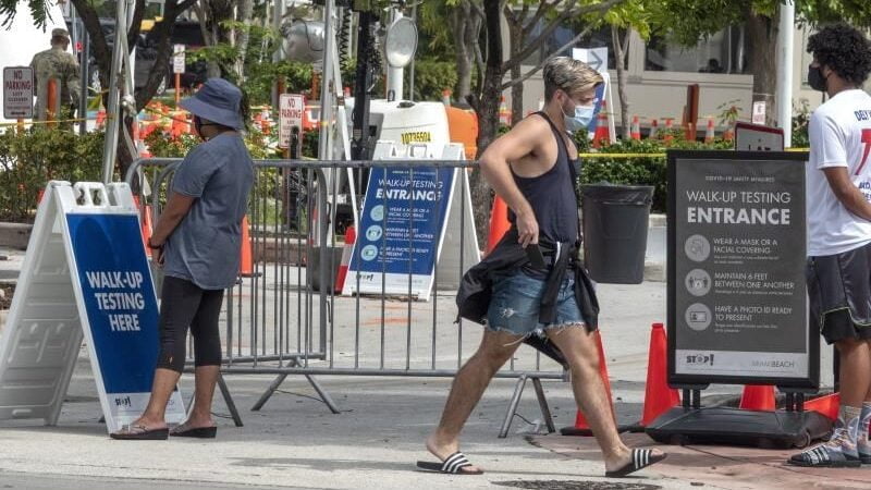 Siguen a la baja en Florida casos diarios de contagio y muertes por COVID-19