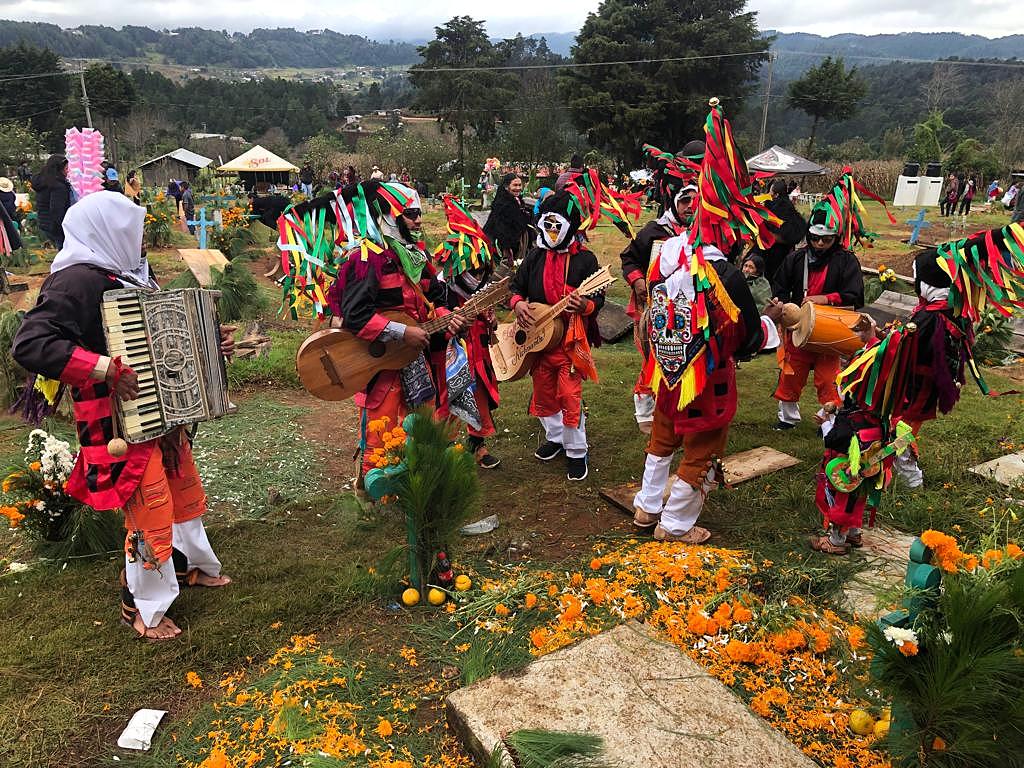 Fiesta de las almas, tradición indígena para venerar a los muertos en México