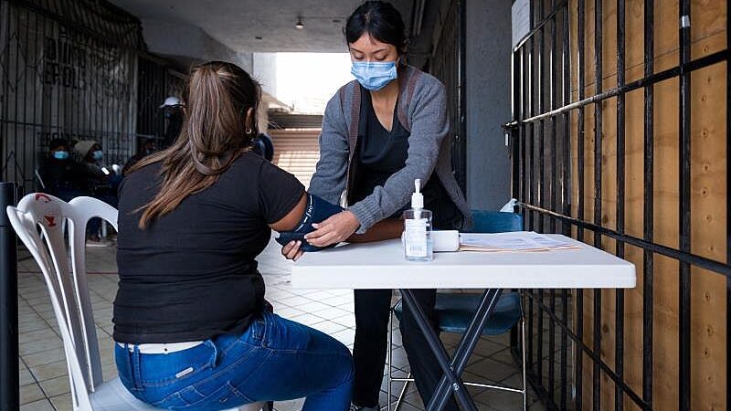 Voluntarios ofrecen atención médica a refugiados hacinados en la frontera