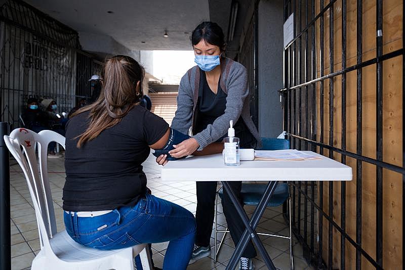 Voluntarios ofrecen atención médica a refugiados hacinados en la frontera