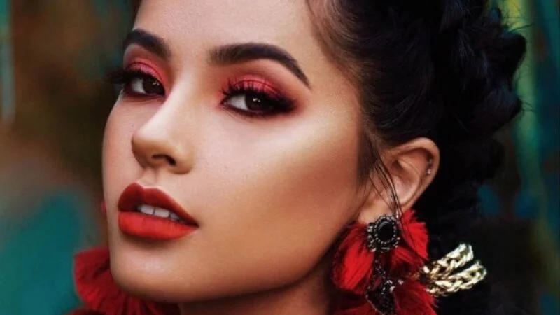 Becky G lleva su activismo hasta su primera línea de maquillaje