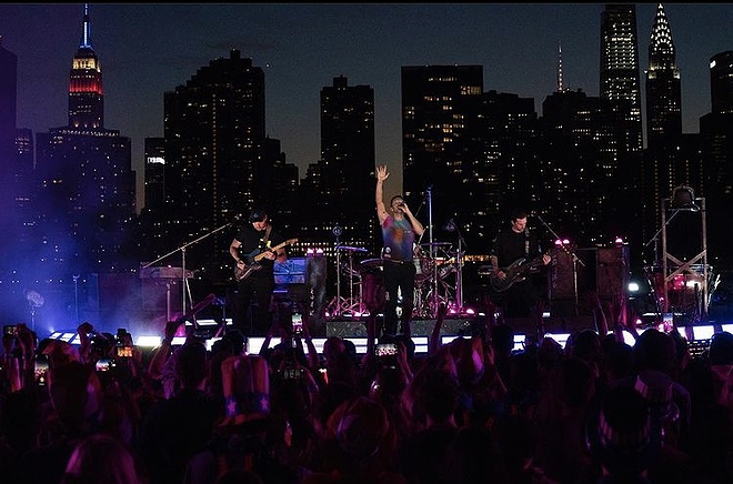 Coldplay iluminó Nueva York con su música y fuegos artificiales ante más de 8 mil personas