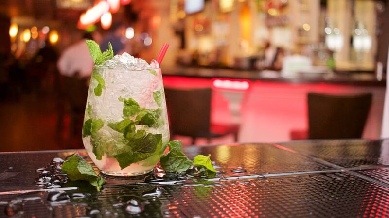 Incentivos millonarios disponibles para restaurantes y mixólogos de Carolina en Puerto Rico