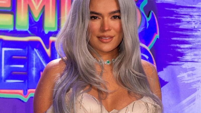 Karol G y Bad Bunny se coronan en unos Premios Juventud muy emotivos