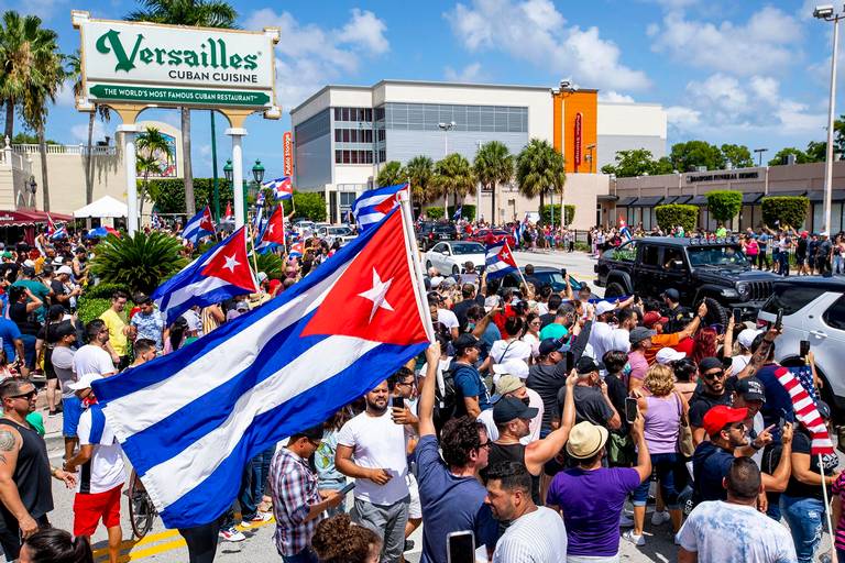 Miles cubanos salen a las calles de Miami en apoyo a las protestas en la isla