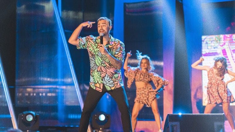 Emisha hace su debut en la televisión italiana en Rai 2 presentando “Loca”