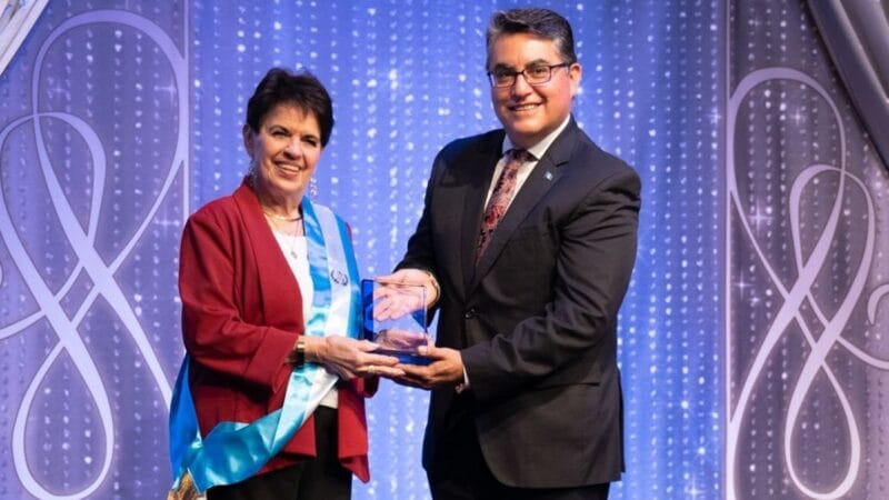 Homenaje a las iglesias de la cienciología y a su fundador por el apoyo a la comunidad guatemalteca