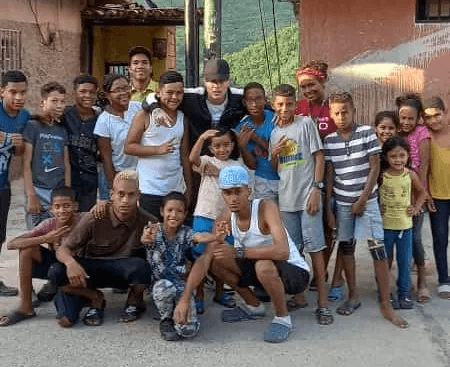 Versalle inicia su tour sonando en los barrios en Venezuela sector Caucagüita