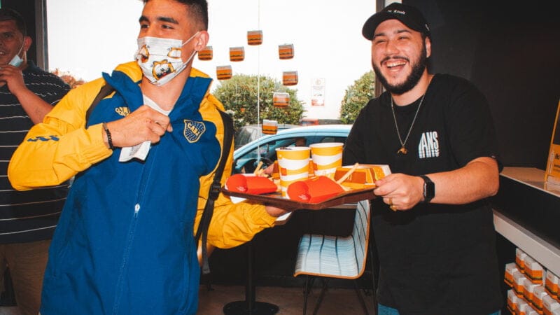 Leonardo “imruso” Puga nos deja una imagen solidaria en el “Mc Día Feliz”
