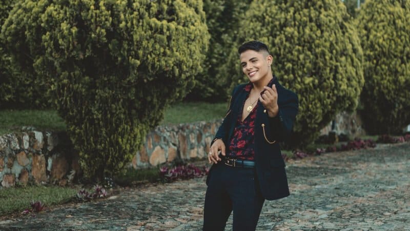 Marlon Arenas sigue arrasando con su sencillo “Complicidad”