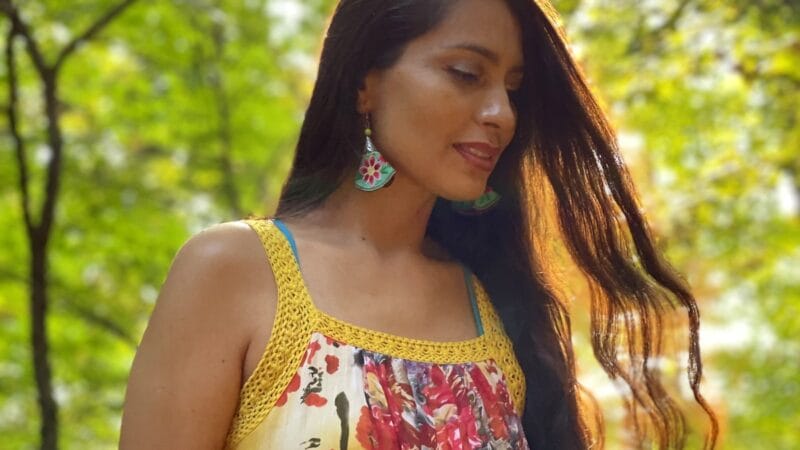 Neyda Escobar se posiciona con su tema promocional “Gracias”