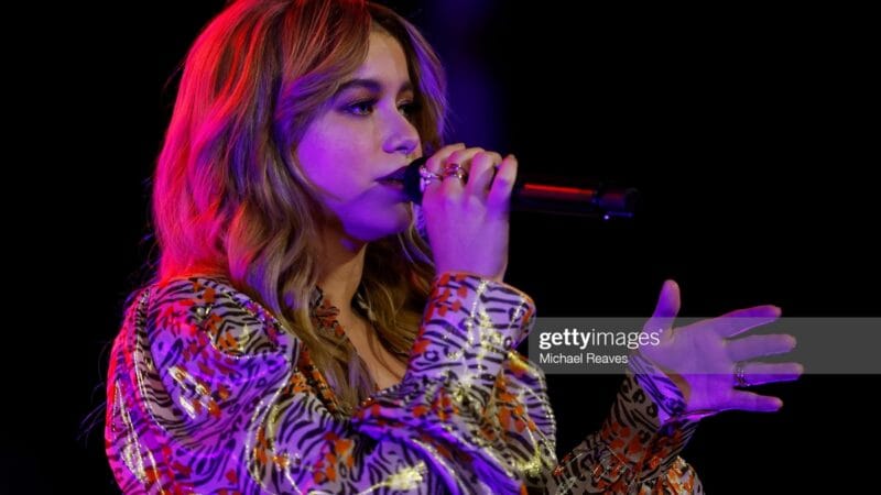 Sofia Reyes brilla en los Golden Goggle Awards