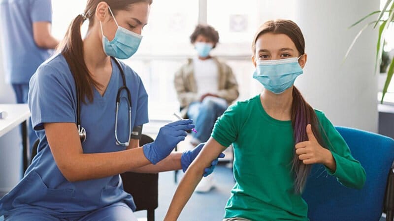 Nuevas recomendaciones de la vacuna contra el COVID-19 para niños y adolescentes