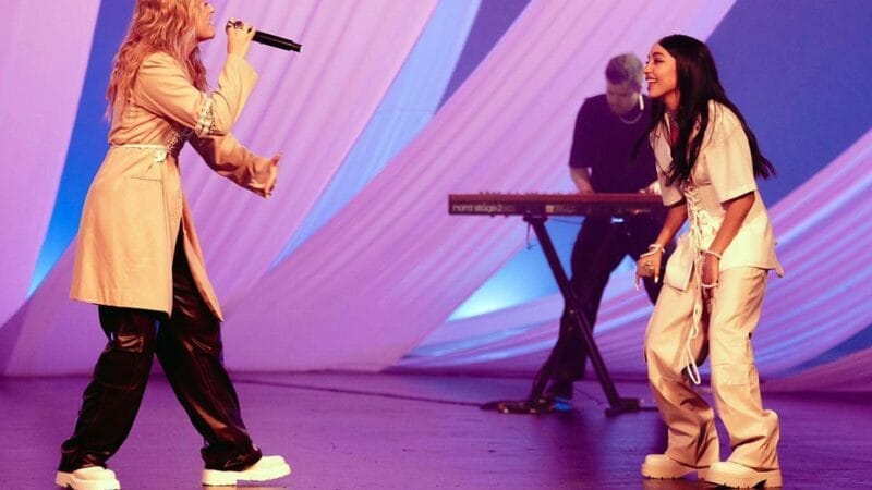 Sofia Reyes y María Becerra se unen para el video de la versión en vivo de “Marte”