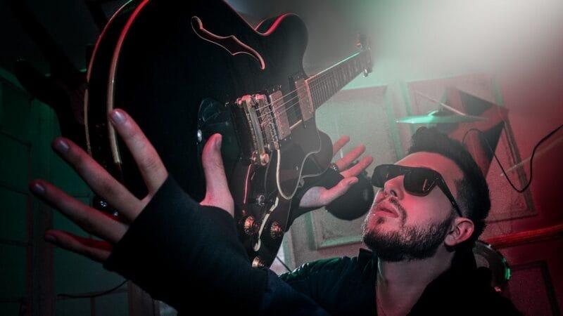 Leon Clef lanza ‘Abracadabra’, un EP introspectivo y liberador