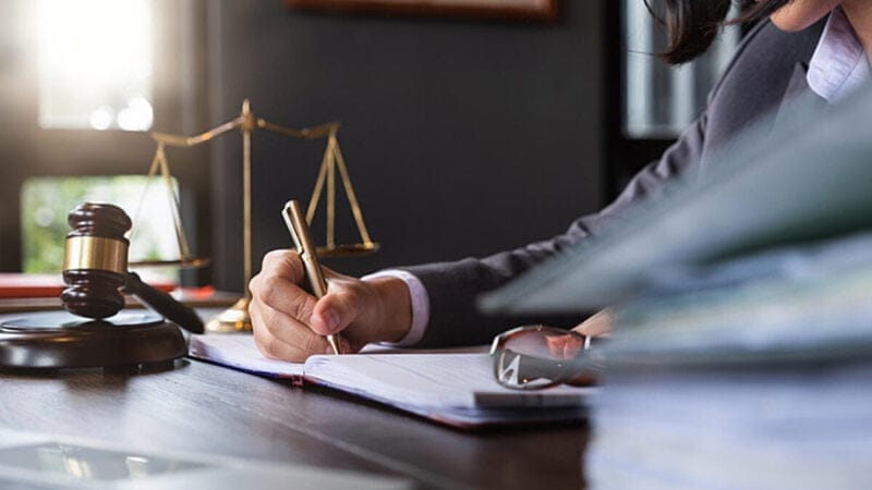 Encuentre un abogado “pro bono” o de bajo costo