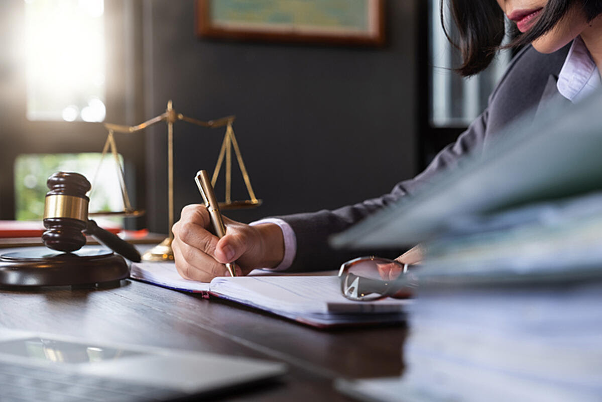 Encuentre un abogado “pro bono” o de bajo costo