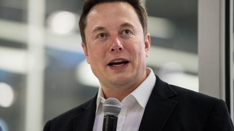 Elon Musk tuvo que dar explicaciones oficiales por un tuit sobre la compra de Twitter