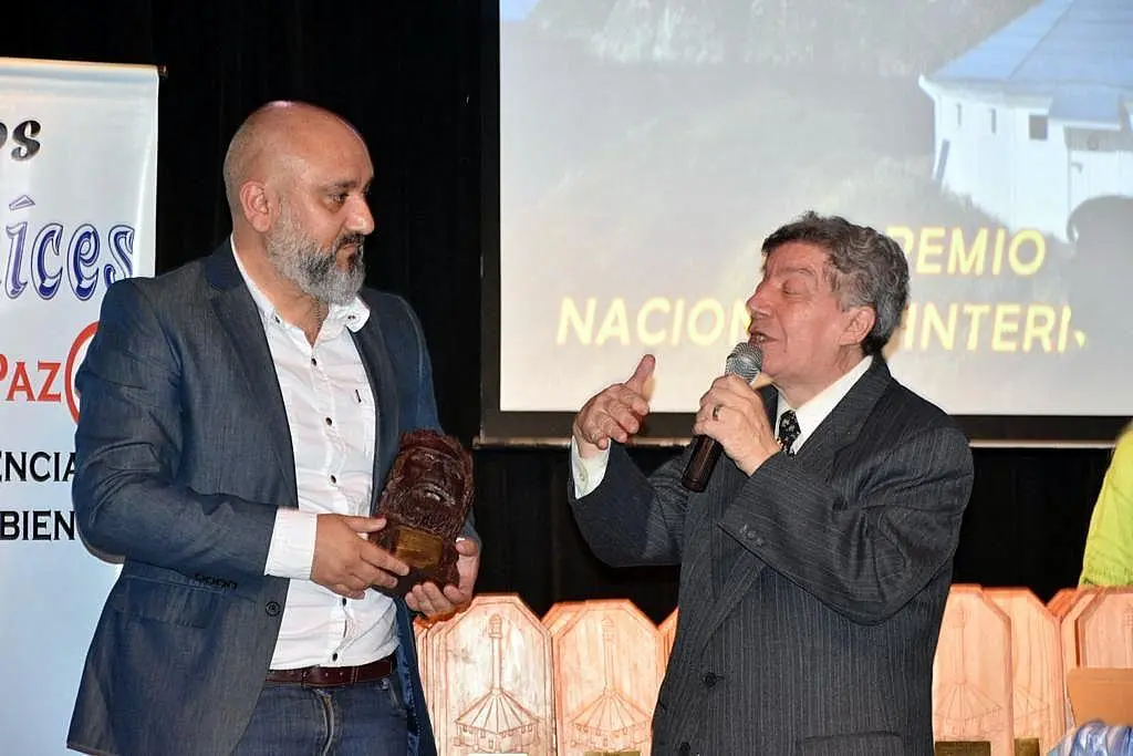 El empresario periodístico argentino Alejandro Olmos fue distinguido con el Premio Raíces