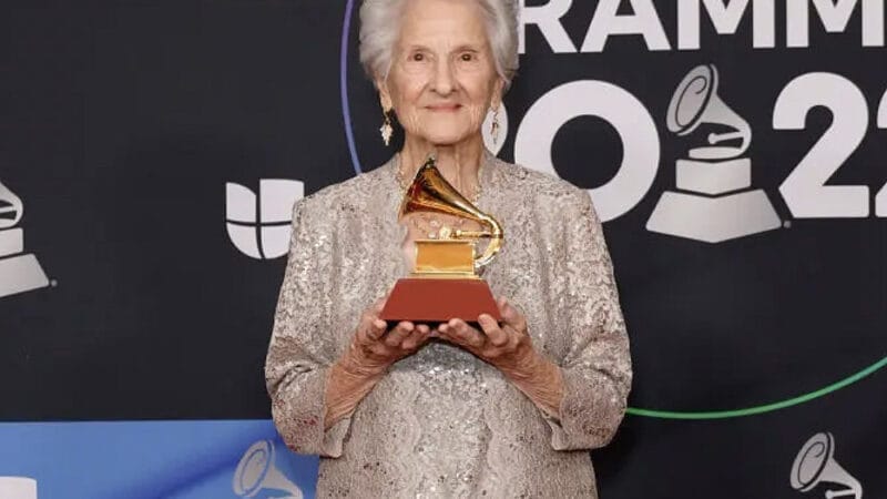 Ángela Álvarez se convierte en la artista más longeva en ganarse un Grammy Latino en la categoría “Mejor Nuevo Artista”