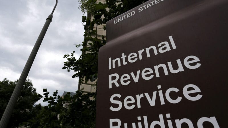 El IRS podría deberte un cheque de hasta $1,400