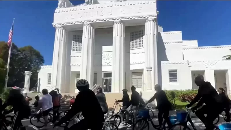 Cientos de ciclistas toman las calles mientras el sur de Florida honra la memoria de Martin Luther King