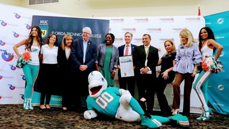 Florida Technical College, Miami Dolphins y la Cámara de Comercio Hispana del Sur de Florida se unen para Donar Equipo de Cocina Comercial a Chapman Partnership