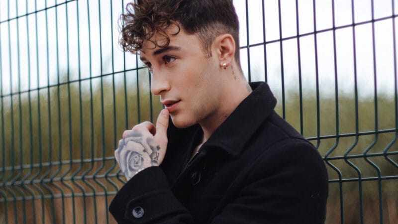 El actor, cantante y creador digital Gabriel Santoyo lanza su sencillo “Estaré Cuerdo”