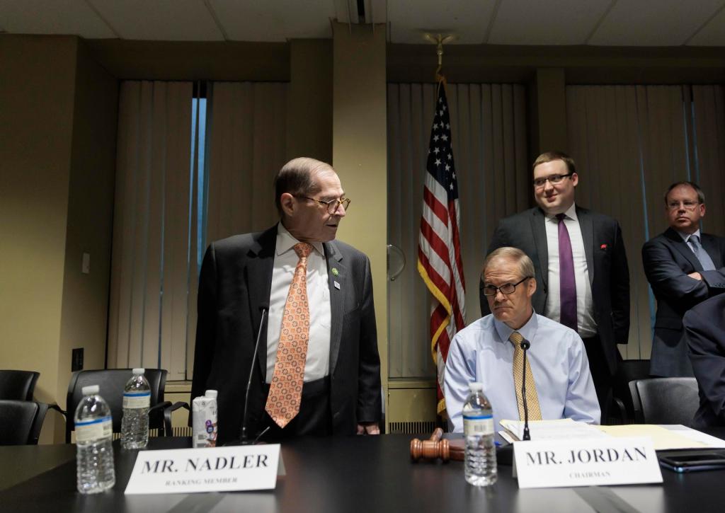 El presidente del Comité Judicial de la Cámara de Representantes, el republicano Jim Jordan (3-d), y el representante demócrata Jerry Nadler (i) previo a la audiencia "Víctimas de delitos violentos en Manhattan", en Nueva York (EE.UU.), este 17 de abril de 2023. EFE/EPA/Justin Lane
