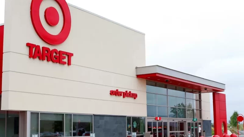 Target elimina algunos productos LGBTQ después de la reacción violenta de los clientes