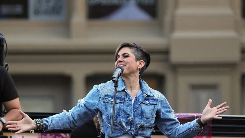 Izis “La Enfermera de la Salsa” se presenta con su orquesta en el Memorial Day