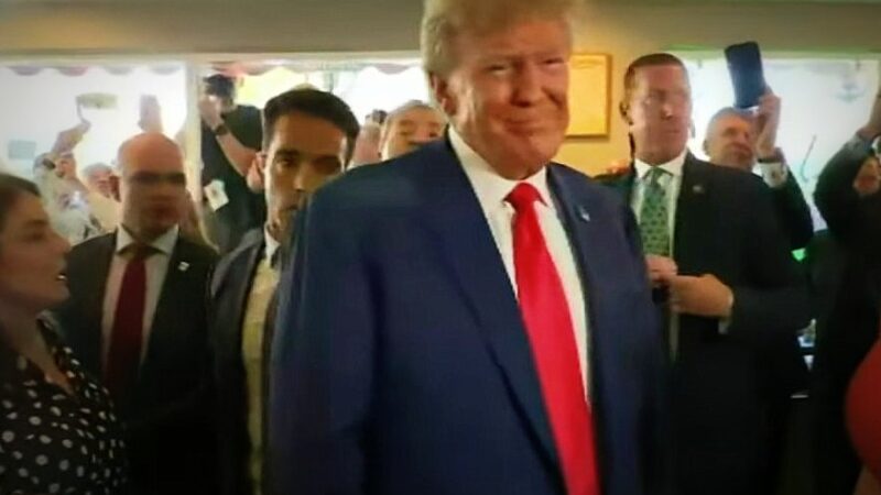 Trump se declara “no culpable” y se despide de Miami en el icónico restaurante Versailles