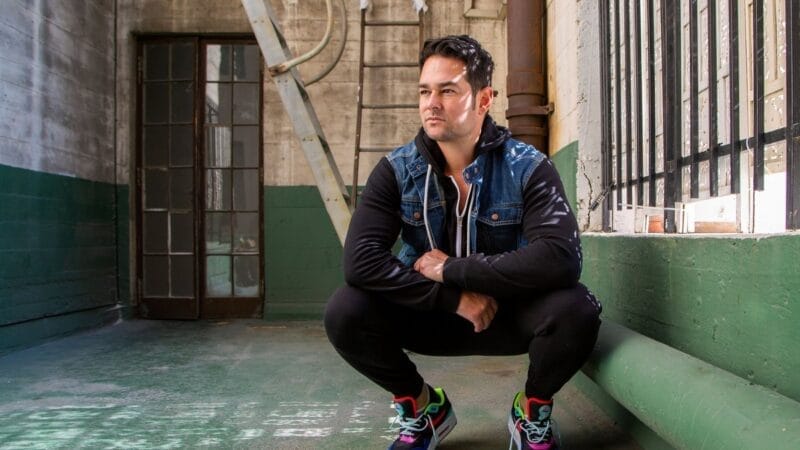 Adrian Vera presenta su nueva canción THE HEAT, una fugaz canción llena de pasión
