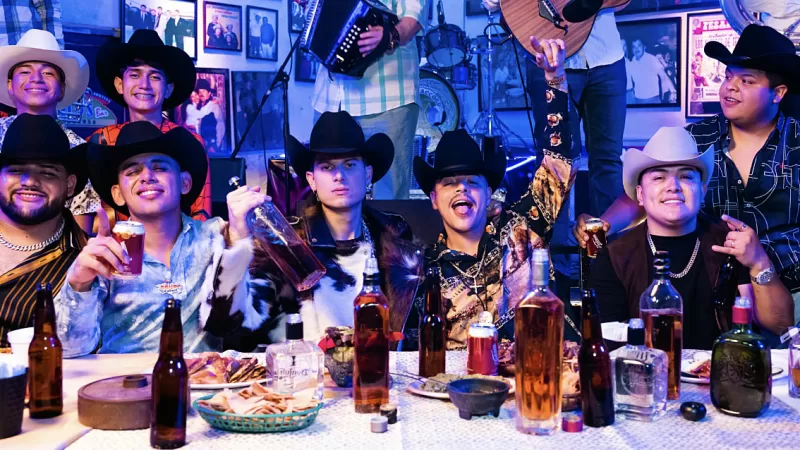 Pipe Bueno y Grupo Firme se unen en nueva colaboración: “Entre Botellas”