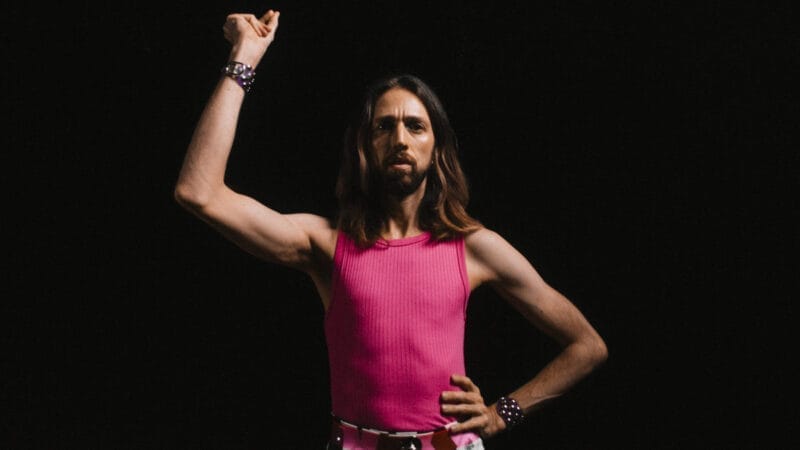 Esteman continúa con su gran gira y celebra el éxito de su más reciente sencillo, “Reina Leona”