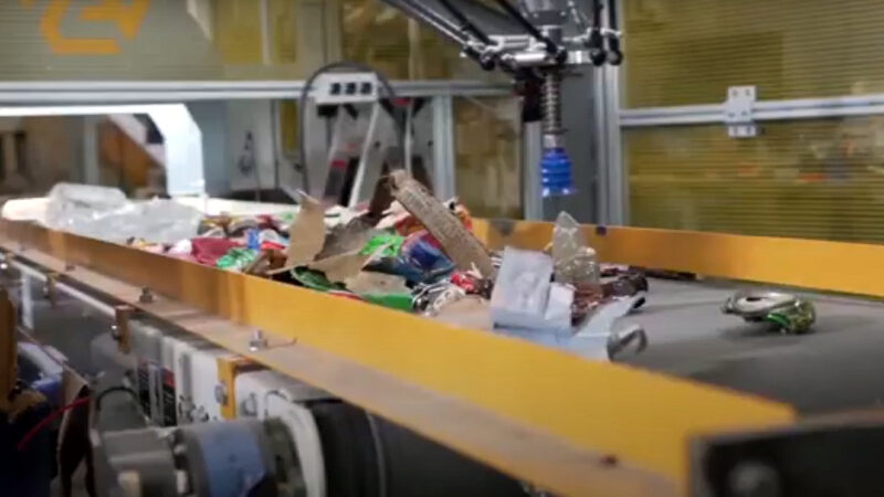 Revolucionarios Robots de Reciclaje: Sorty McSortface y Sir Sorts-a-Lot