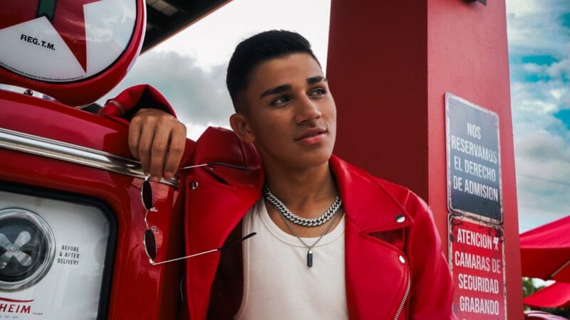 Luis Vázquez revive el éxito “Son de Amores” en versión salsa