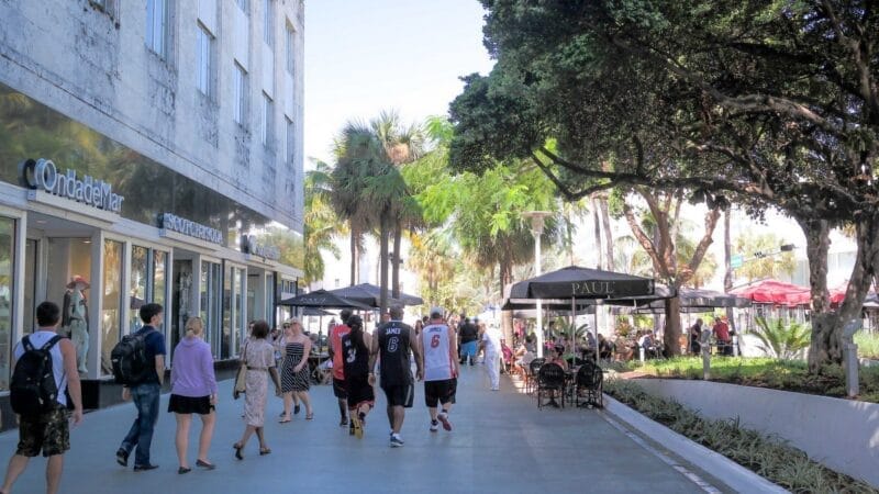 Transformación de Lincoln Road: Renovaciones y desafíos en el corazón de Miami Beach