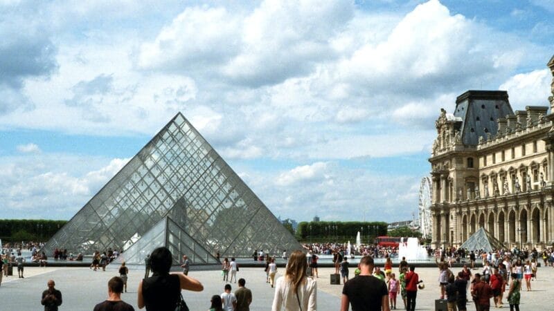 Evacuación del Louvre en París por amenazas de terrorismo