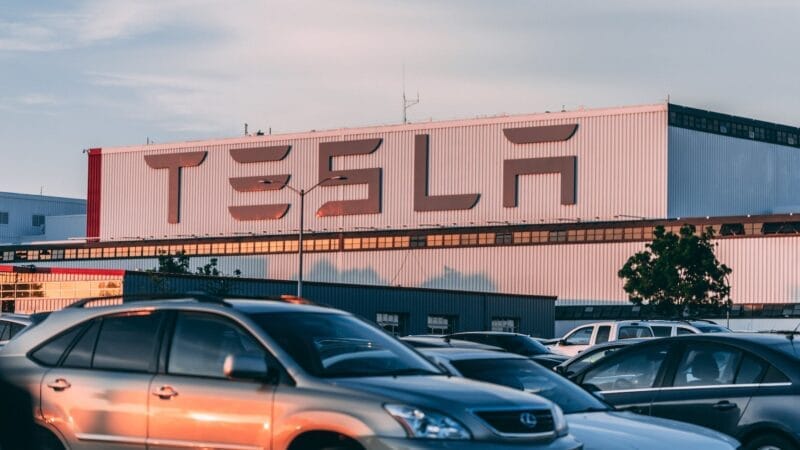 Tesla retira más de 2 millones de vehículos del mercado debido a problemas en el piloto automático