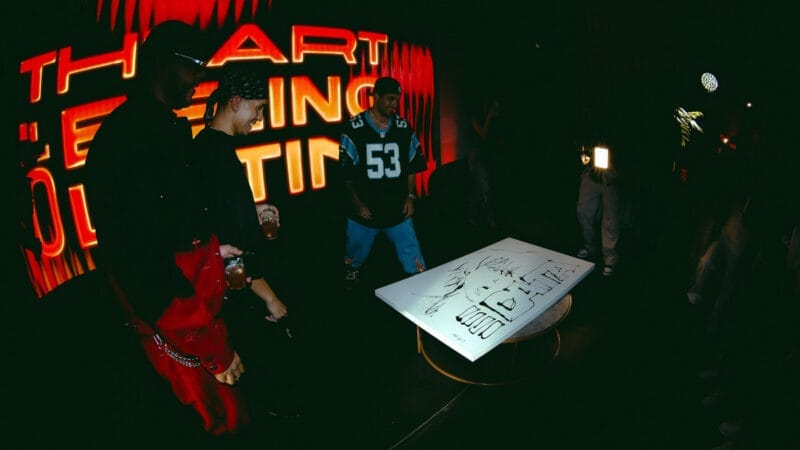 Mr. Dripping revoluciona Art Basel al pintar en vivo en el intermedio del Miami Heat