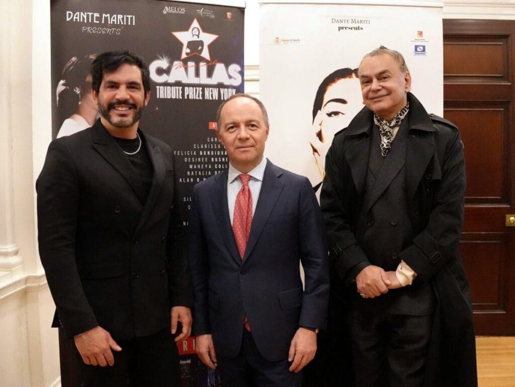El periodista argentino, Ronen Suarc (izquierda) recibió el premio en nombre de Denegri. En el medio, el Cónsul Italiano en Nueva York, Cesare Bieller y a su izquierda, el diseñador Guillermo “Emo” Pandelli