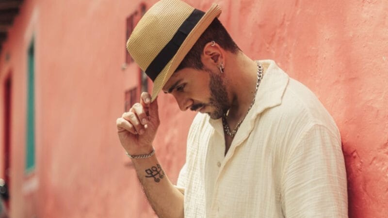 Nik Salazar presenta Paquita, una canción vibrante que habla del sueño americano