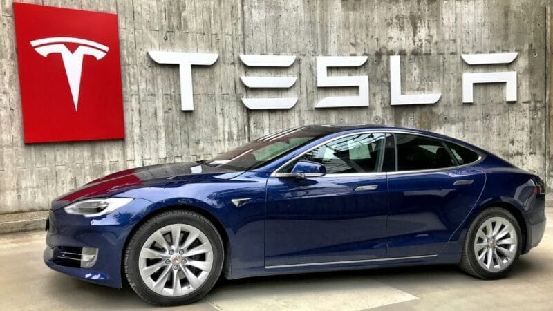 Tesla enfrenta una caída de beneficios del 40% en el segundo trimestre