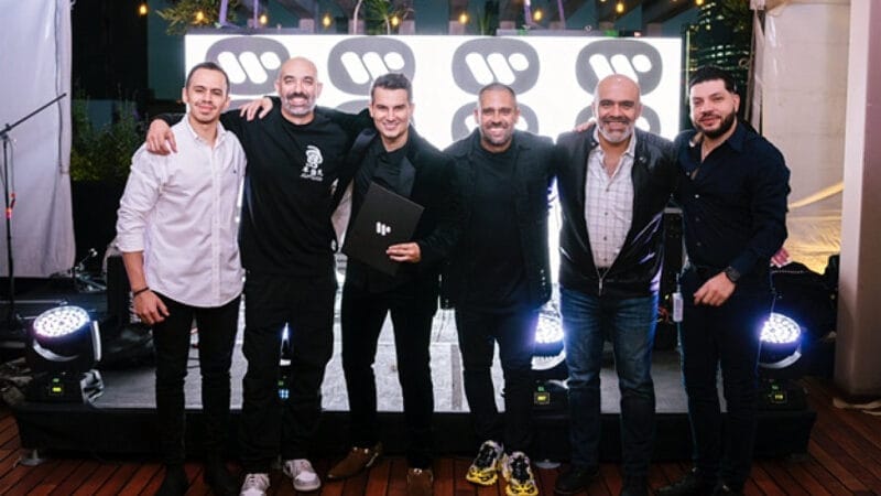 Pipe Bueno firma contrato exclusivo con Warner Music Latina para álbum de colaboraciones