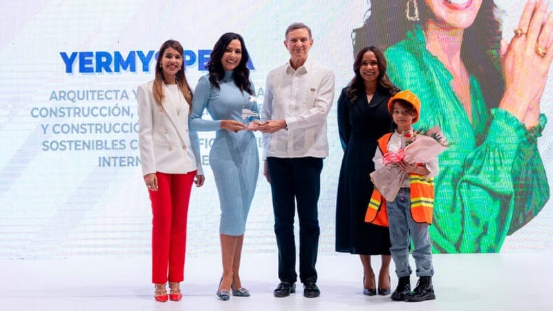 Yermys Peña, galardonada por el Ministerio de Relaciones Exteriores de República Dominicana como “Mujer del siglo XXI”