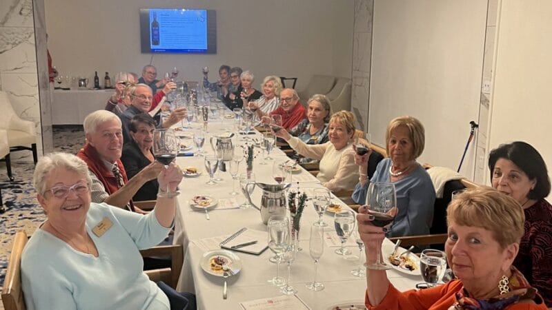 Los residentes de Wellington Bay disfrutan del vino y la camaradería en su club de cata