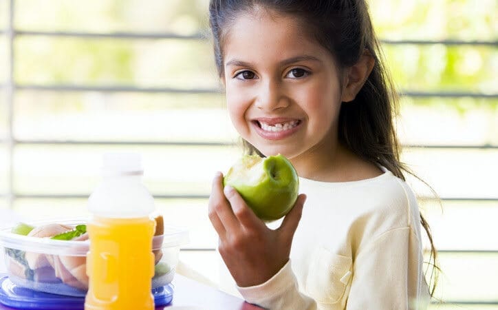 Desayunos y almuerzos gratis o a bajo costo para niños a través de la escuela