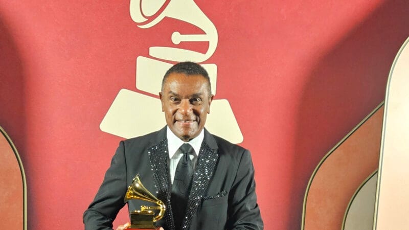 El Canario reaviva la pasión por el bolero tras su emocionante triunfo en los Latin Grammy